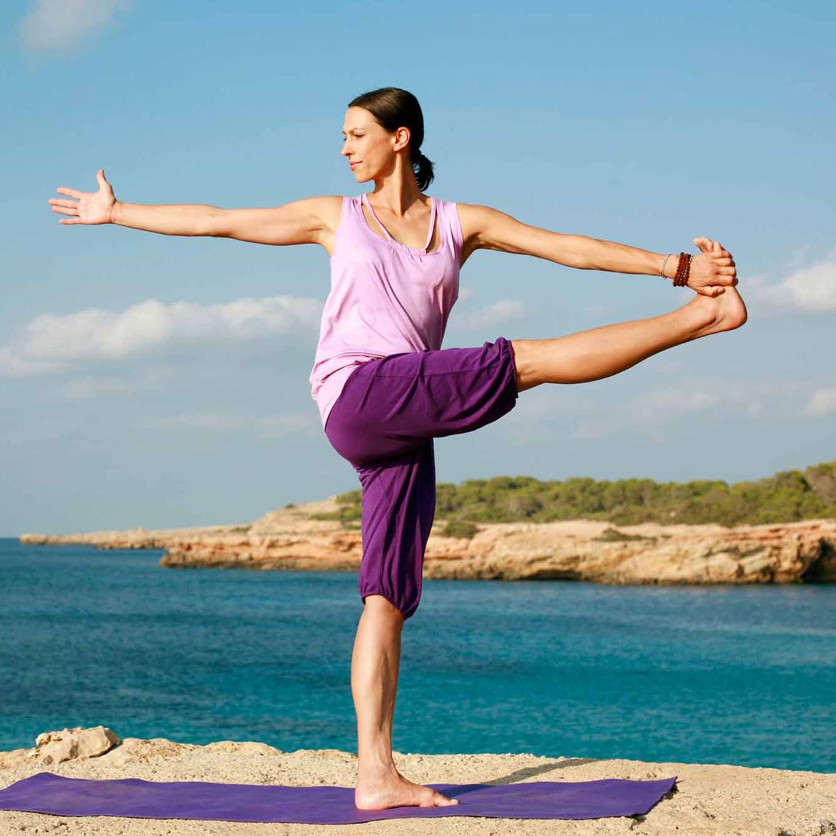 Los mejores ejercicios de Yoga para mejorar tu flexibilidad y ...